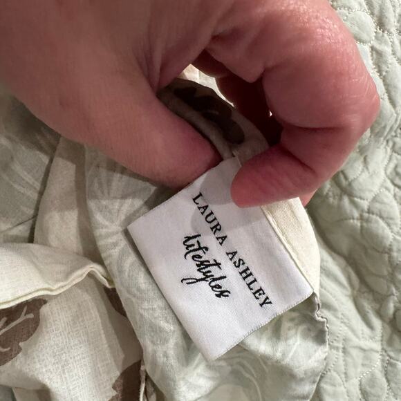 Laura Ashley Lifestyles Queen Size Muted Florals Comforter & 2 Pillow Shams - Picture 13 of 16